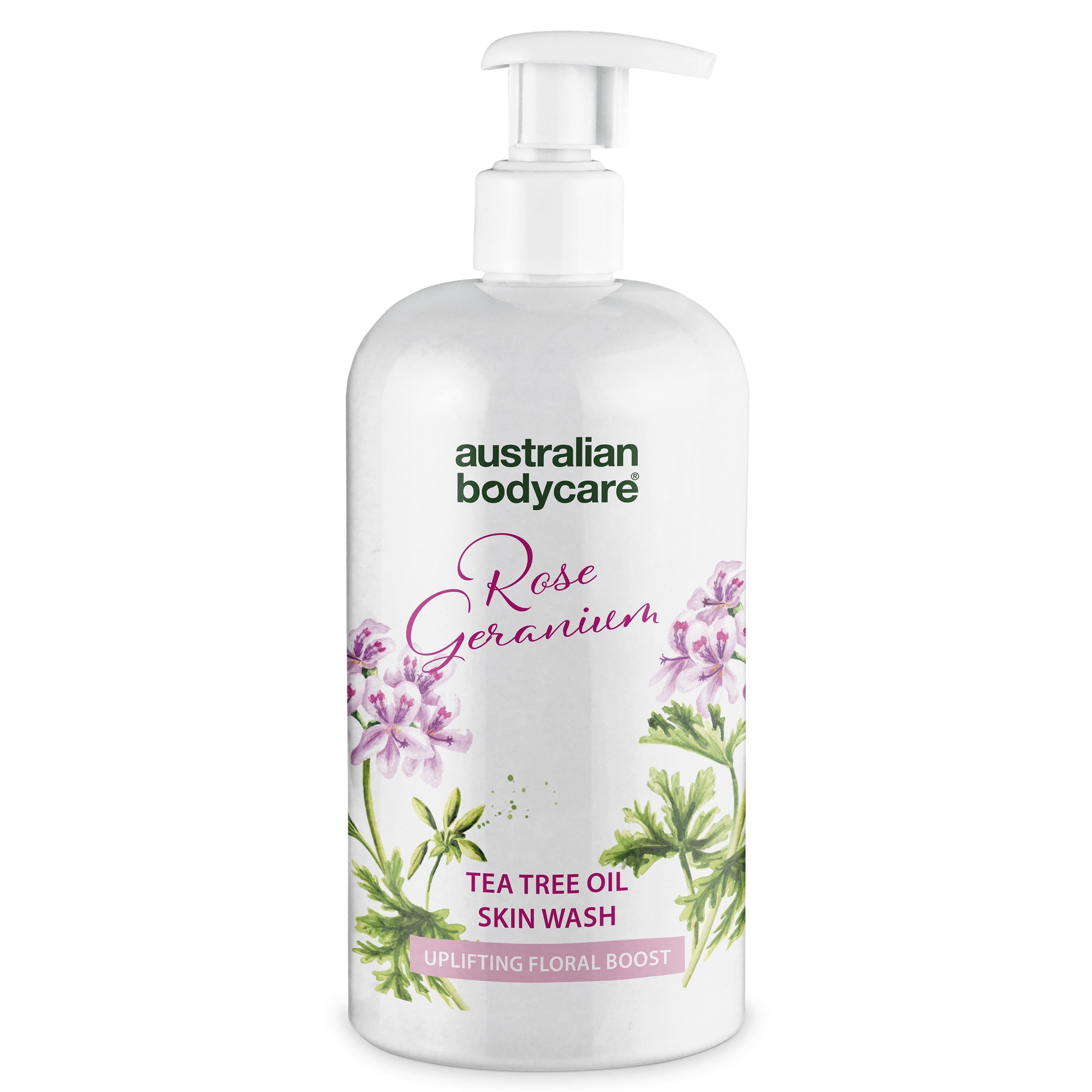 Flacon blanc avec pompe. Inscription : Rose Geranium, Tea Tree Oil Skin Wash. Décor floral.