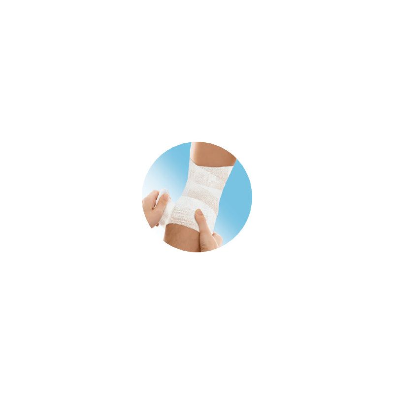 Gros plan d'un bandage sur une jambe. Matériau de bandage blanc enroulé autour de la jambe.