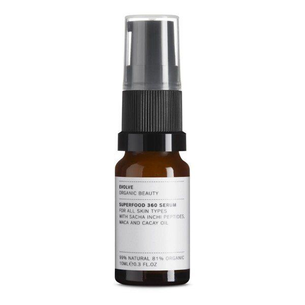 Flacon en verre brun avec pompe noire. Étiquette avec texte : Superfood 360 Serum, pour tous types de peau. Marque : Evolve Organic Beauty.