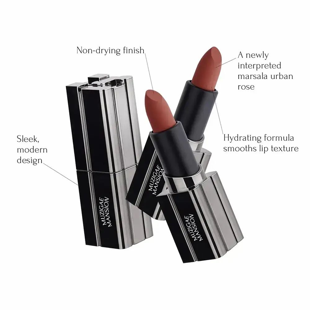 Twee lipsticks. Zwarte hulzen met zilveren accenten. Opschrift MUZIGAE MANSION. Tekst: Sleek, modern design, Non-drying finish.