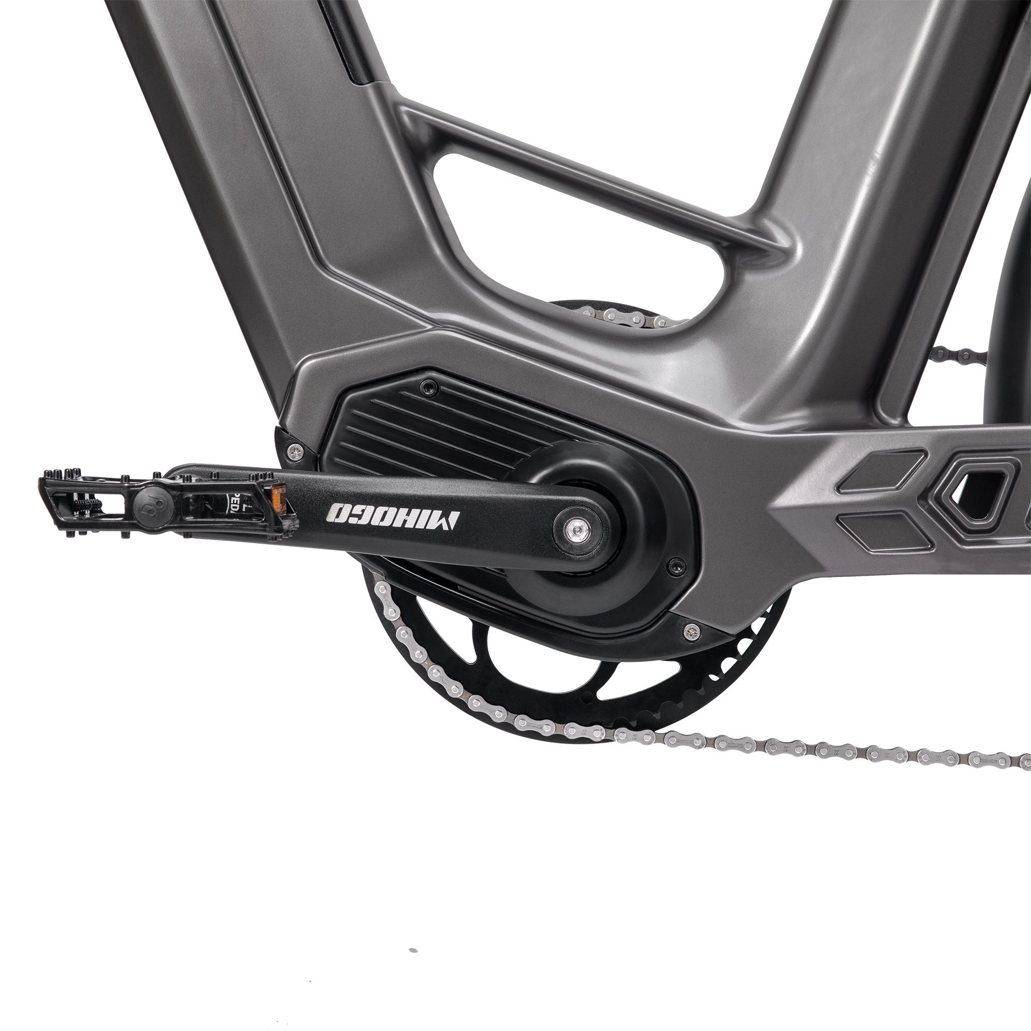 Détail du pédalier d'un vélo électrique. Pédales noires, chaîne, couronne. Logo MIHOGO.