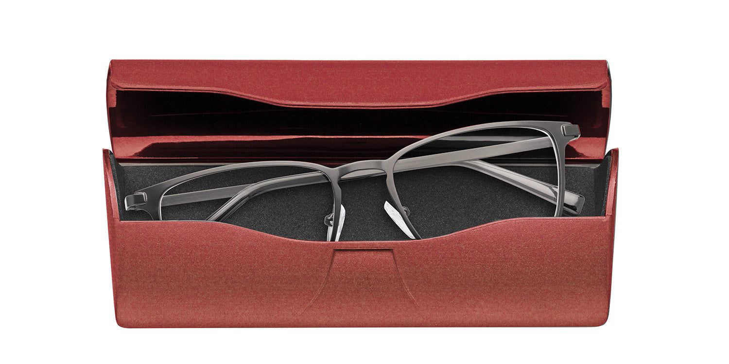 Étui rouge en plastique ouvert. Lunettes à monture métallique à l'intérieur. Doublure noire.