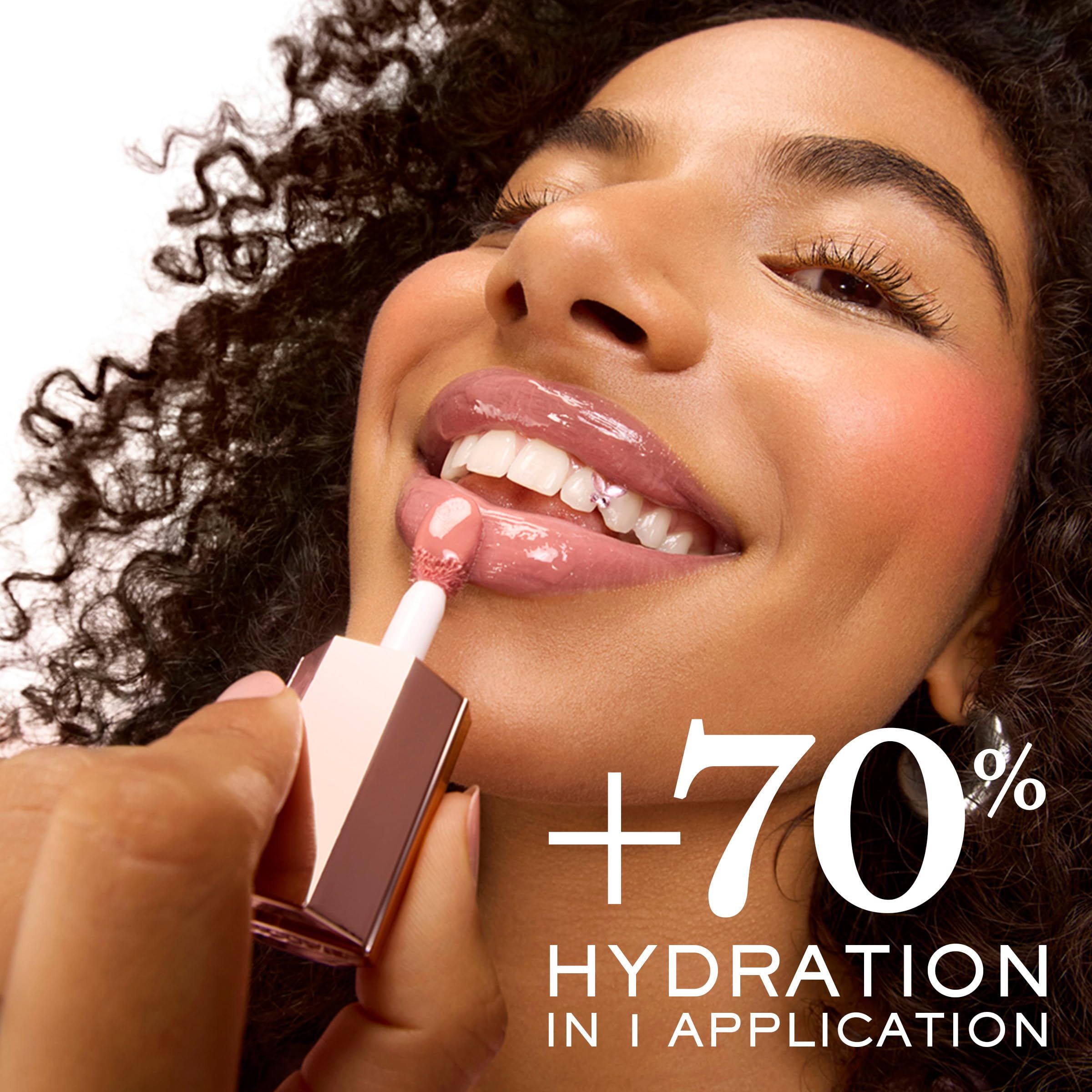 Femme appliquant le gloss à lèvres Lancôme Juicy Tubes. Texte : +70% d'hydratation en 1 application. Applicateur or rose.