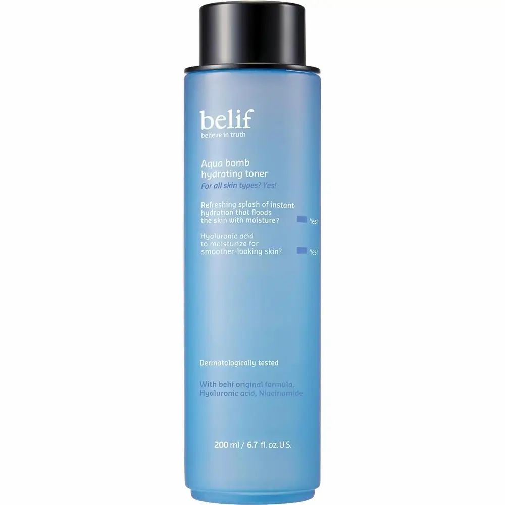 Blauwe transparante fles met zwarte dop. Opschrift: belif Aqua bomb hydrating toner. Voor alle huidtypen. 200 ml.
