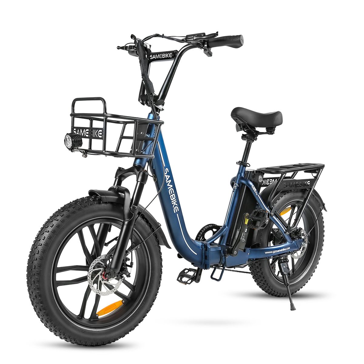 Blauwe SAMEBIKE C05 Pro e-bike. Zwarte banden, mand, bagagerek. Zichtbaar merk SAMEBIKE.