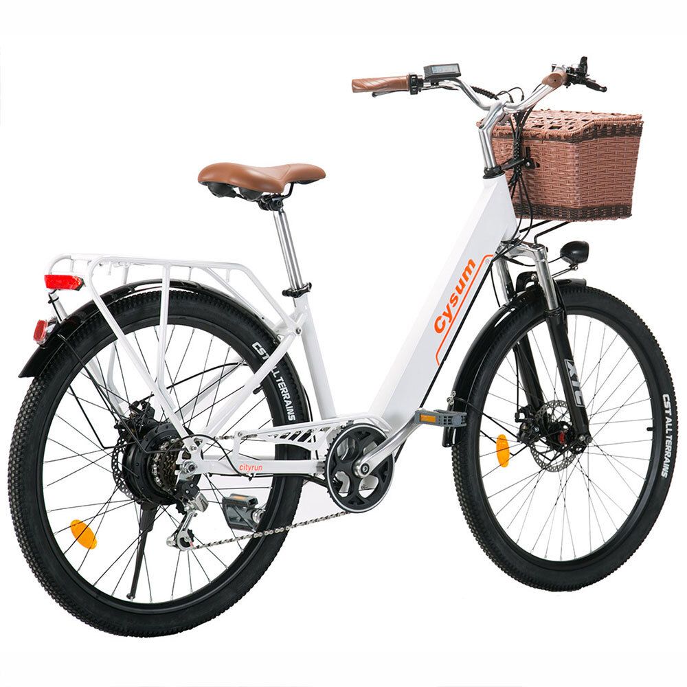 Witte elektrische fiets met bruin zadel en mand. Zwarte banden, bagagedrager en spatborden. Cysum-logo.