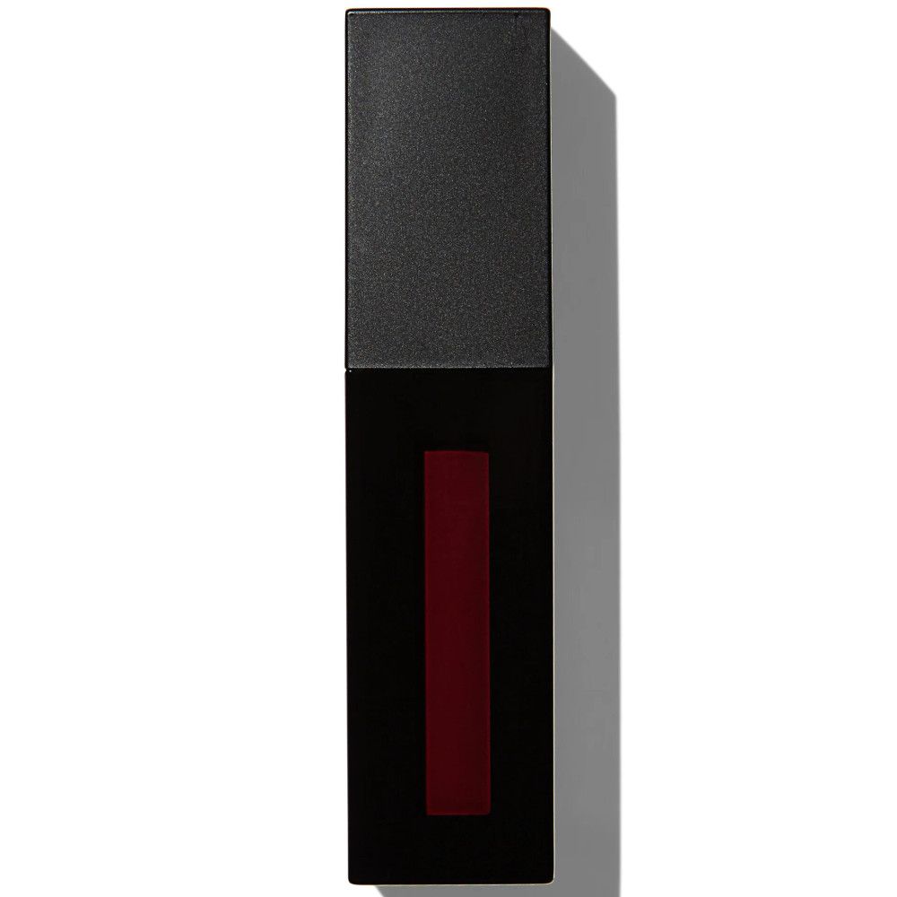 Tube de gloss noir rectangulaire avec bande rouge. Bouchon noir. Fond blanc.