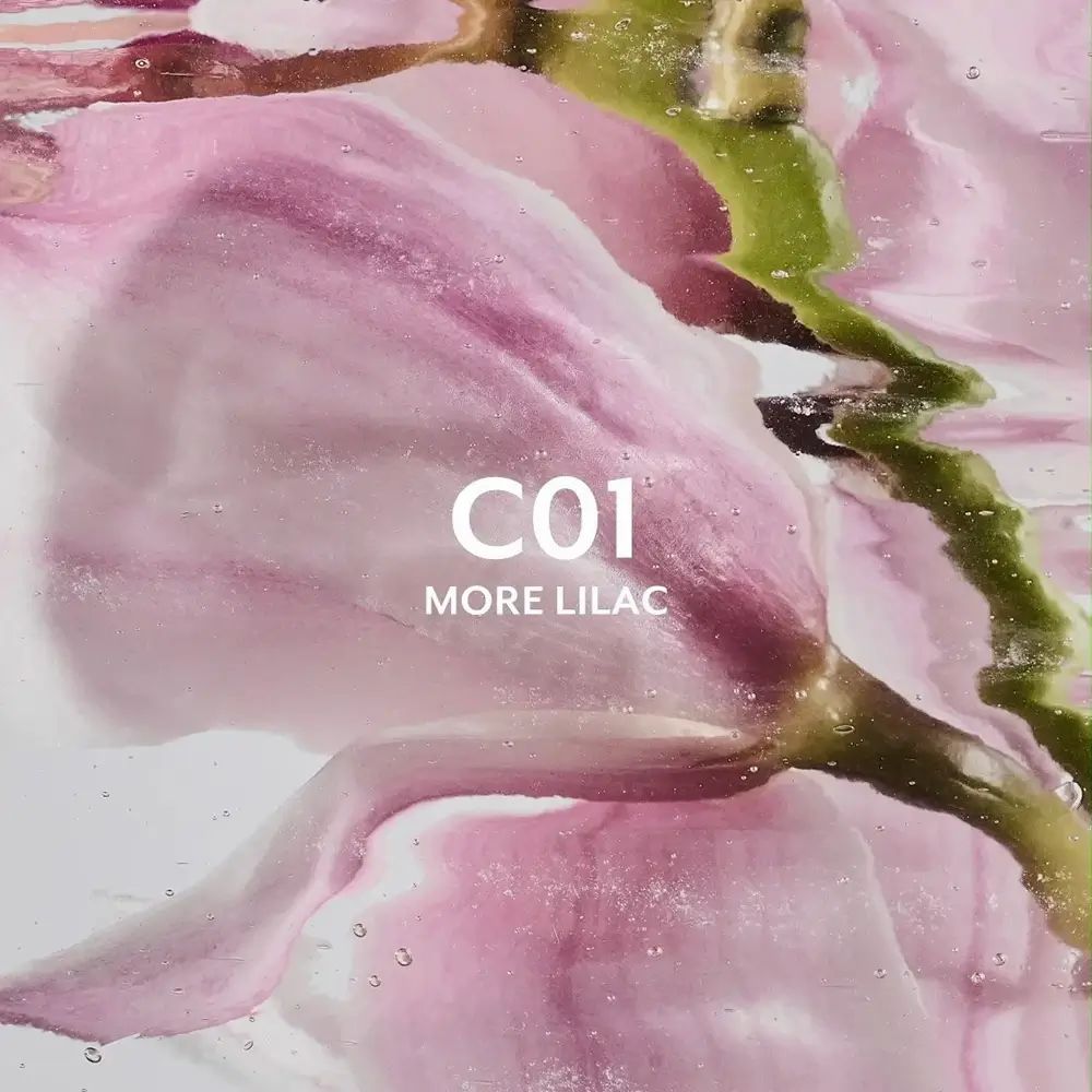 Close-up van lila bloemblaadjes met tekst: C01 More Lilac.