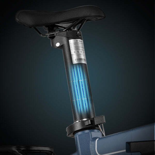 Zadelpen met geïntegreerde batterij. Blauwe batterijcellen zichtbaar. Zwart zadel. Donkerblauwe achtergrond.