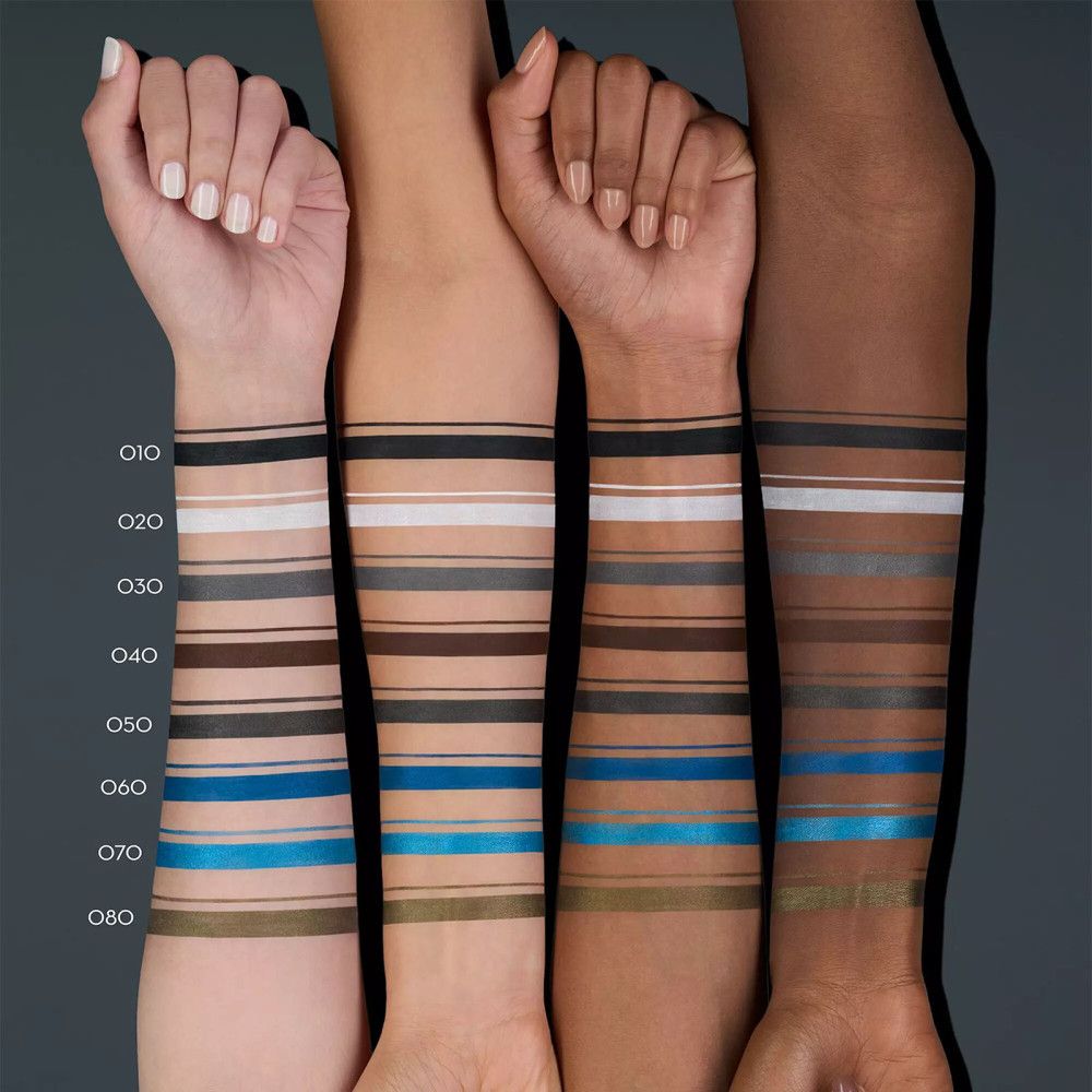 Bras avec couleurs de crayon khôl. Différents tons de peau. Lignes noires, blanches, grises, marron et bleues.