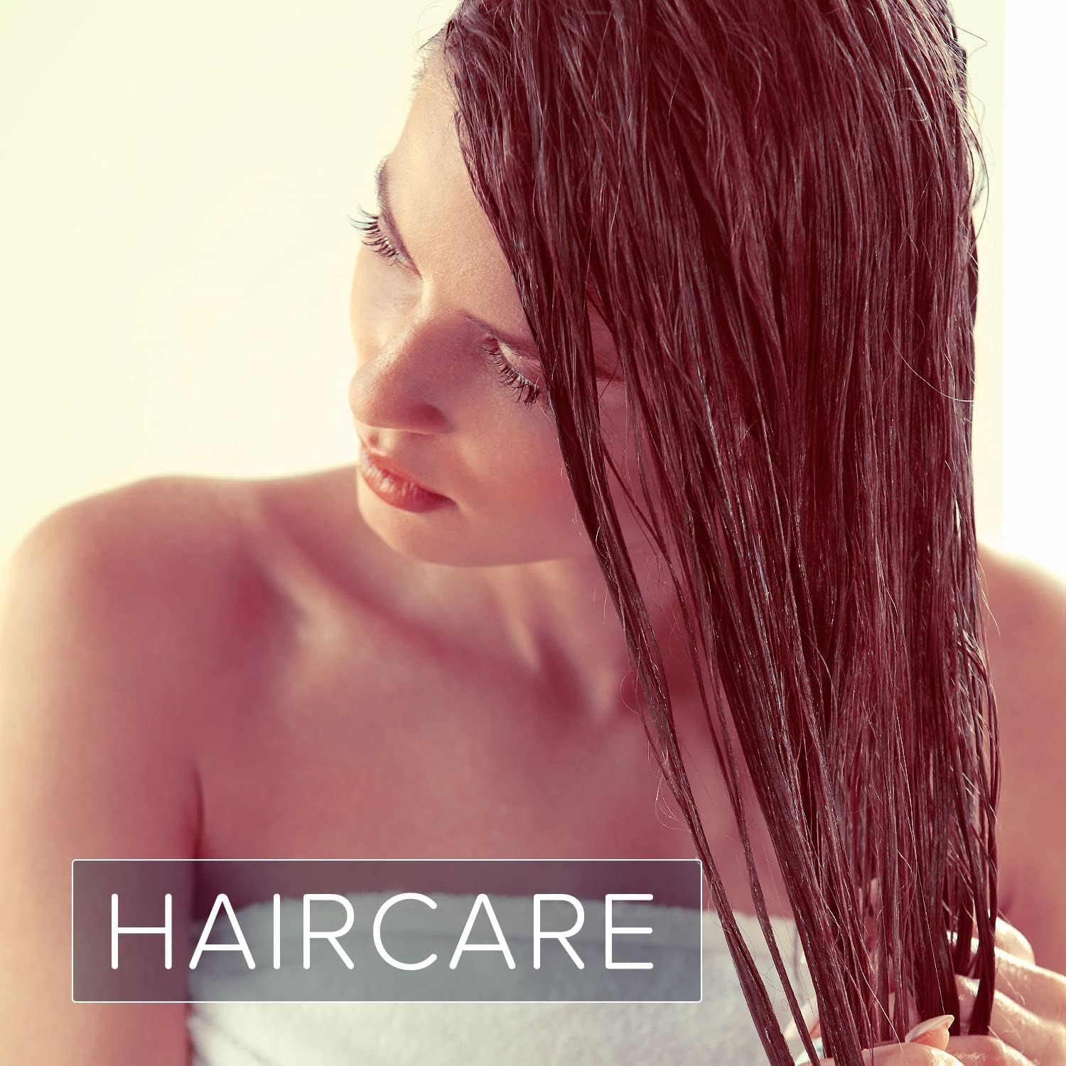 Vrouw met nat haar. De tekst "HAIRCARE" is zichtbaar.