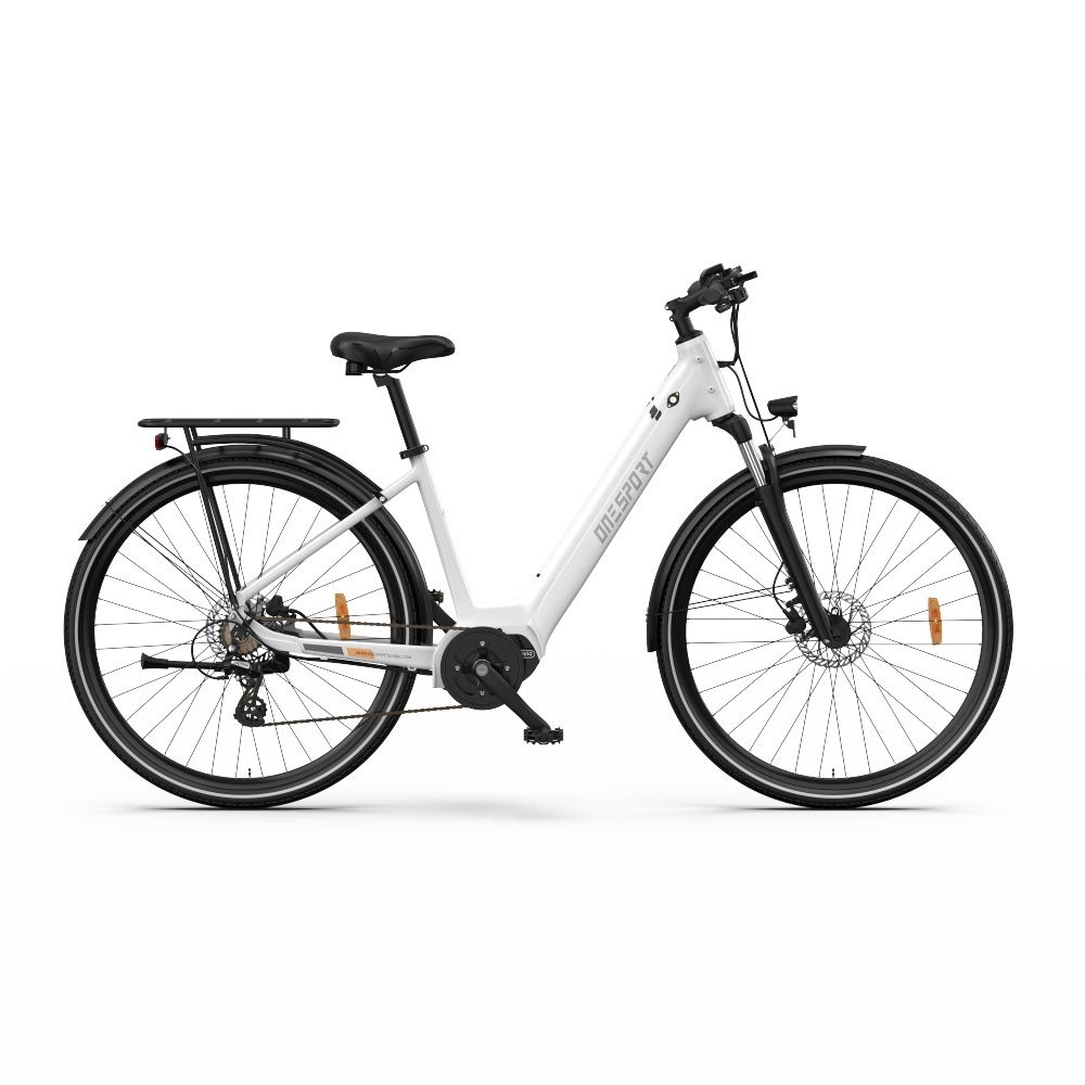 Vélo électrique blanc avec éléments noirs. Porte-bagages, garde-boue et freins à disque. Logo OneSport.