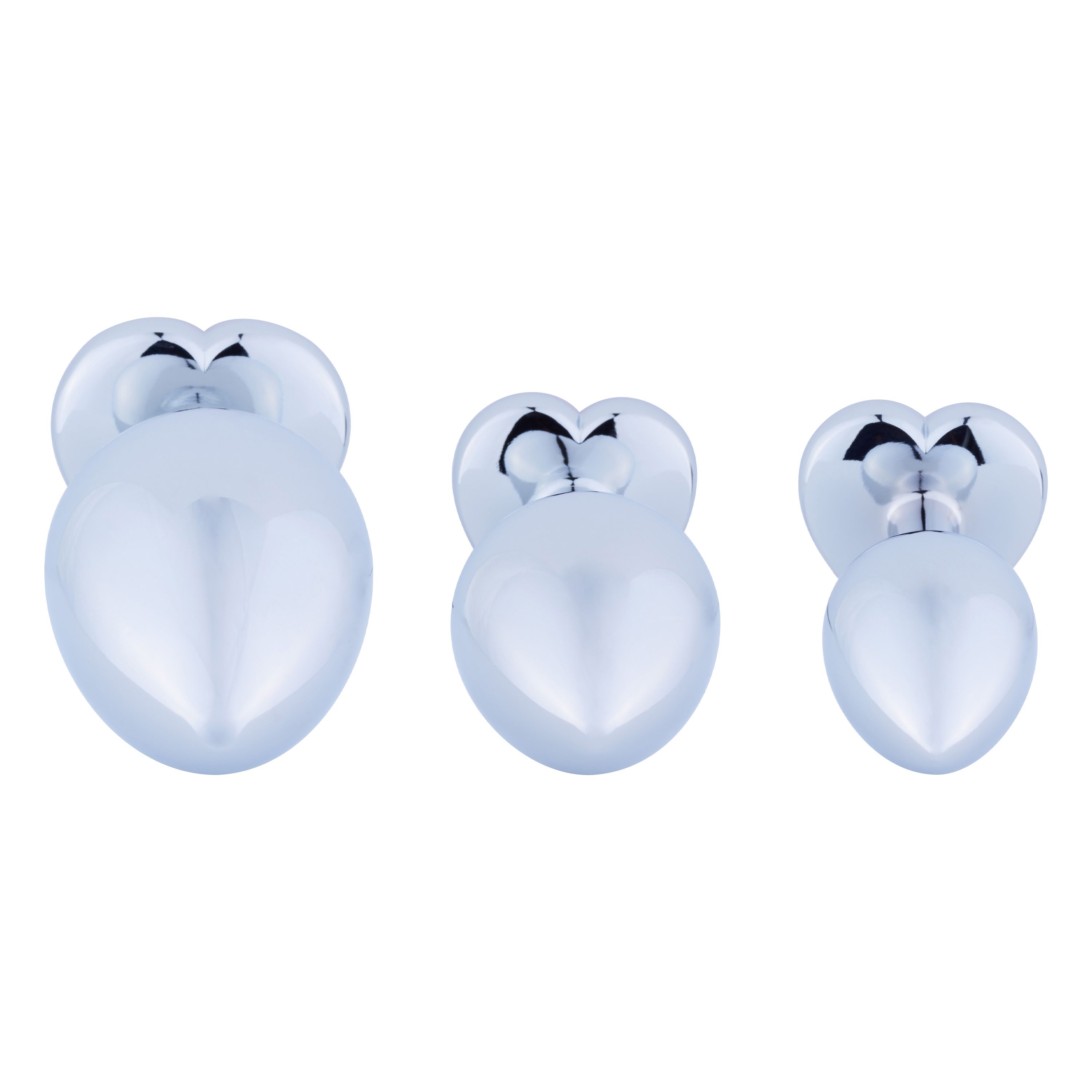 Trois plugs anaux métalliques en forme de cœur. Différentes tailles, surface brillante.