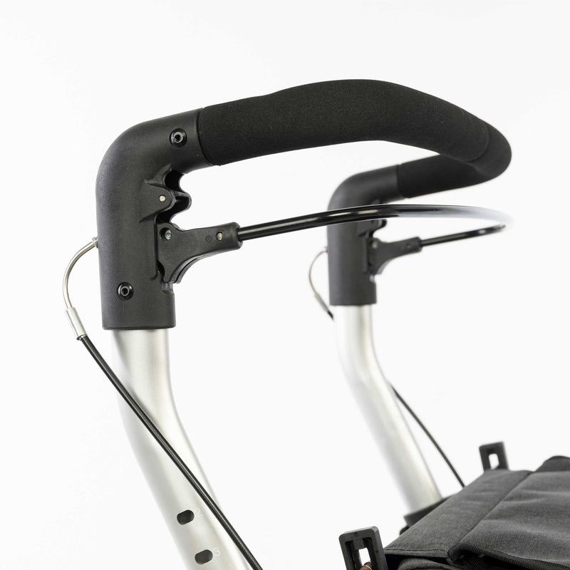 Gros plan des poignées ergonomiques d'un déambulateur avec leviers de frein.