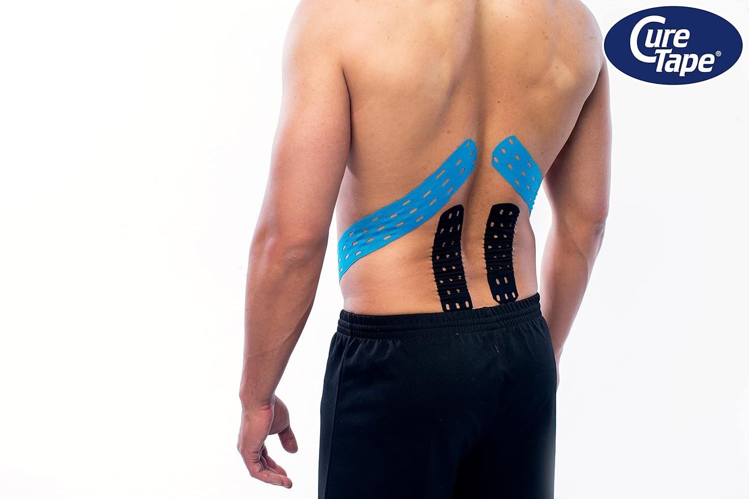 Un homme avec du ruban de kinésiologie bleu et noir appliqué dans le bas du dos.