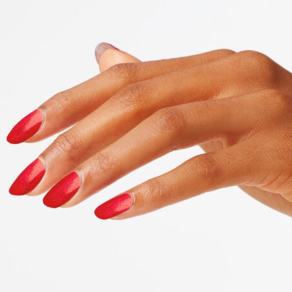 Hand met gelakte nagels. Rode nagellak met glitter.