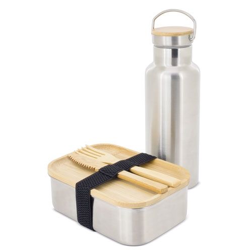 Roestvrijstalen waterfles en lunchbox met bamboe deksel, bestek en zwarte band. Op witte achtergrond.