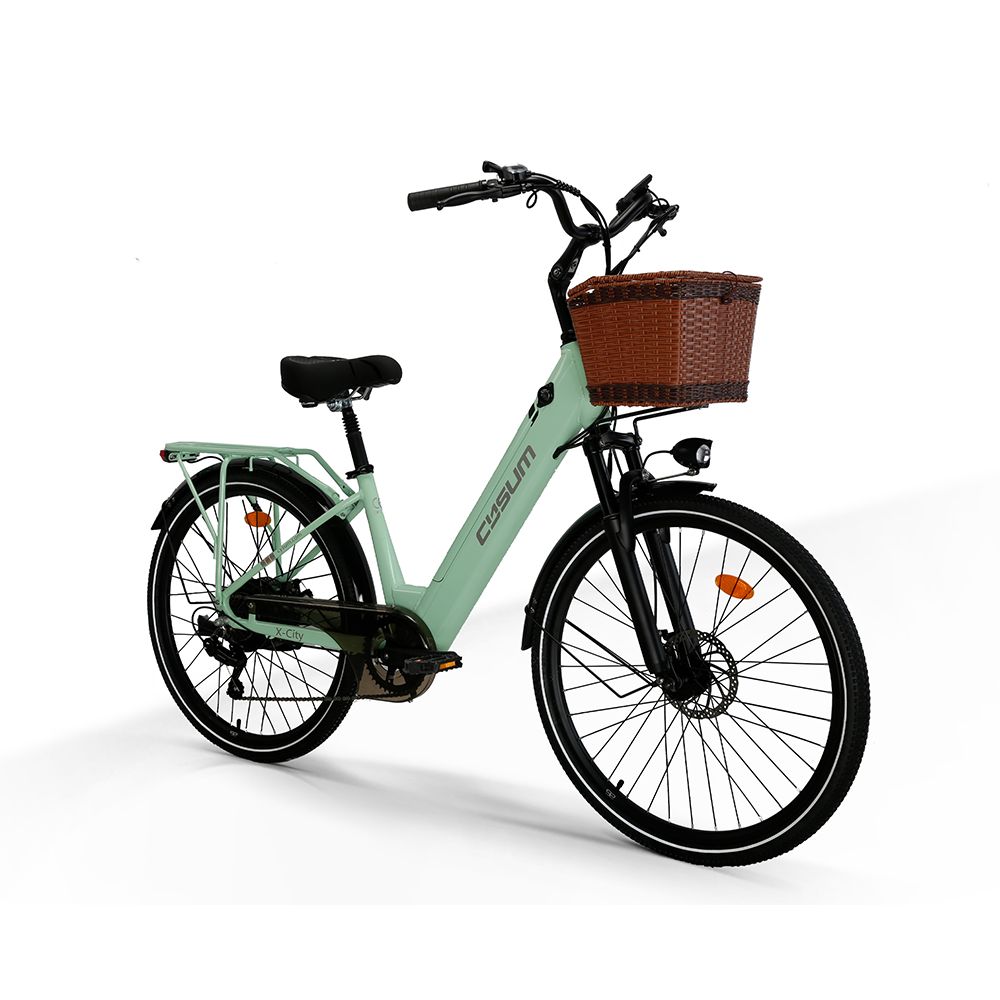 Vélo électrique vert clair avec panier, selle noire et pneus. Fond blanc.