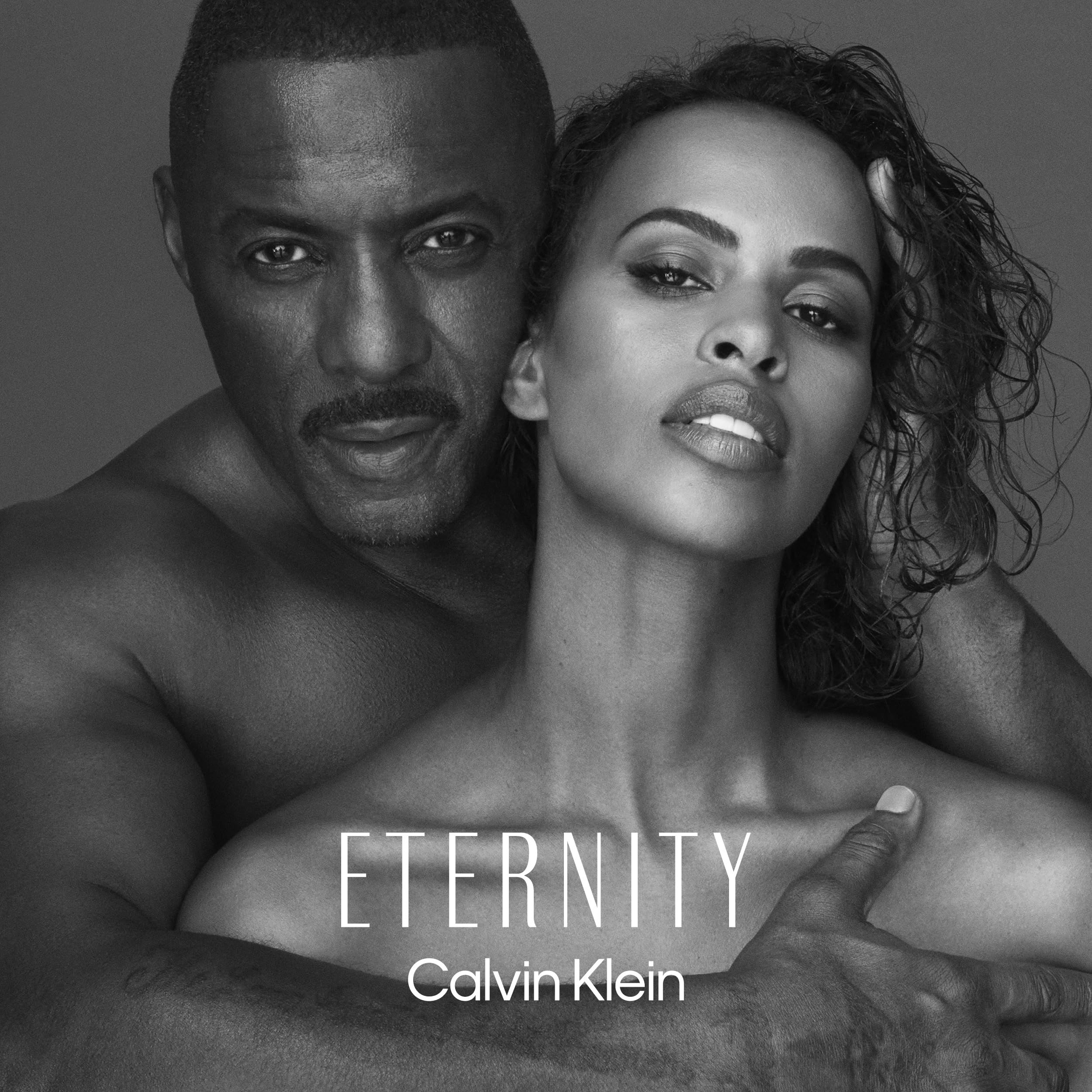 Photo en noir et blanc de deux personnes. Inscription : ETERNITY, CALVIN KLEIN.