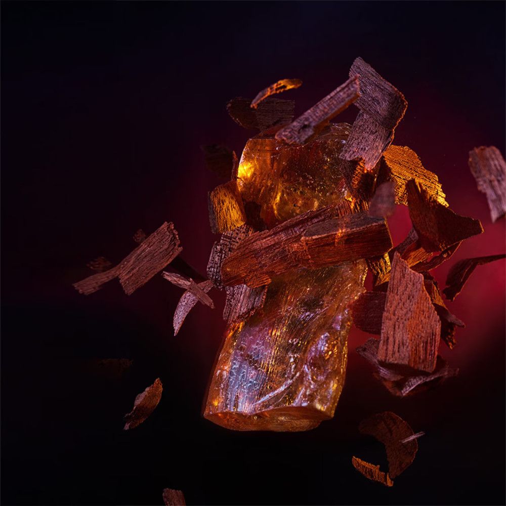 Abstracte weergave van stukken hout en amberkleurige essentie.