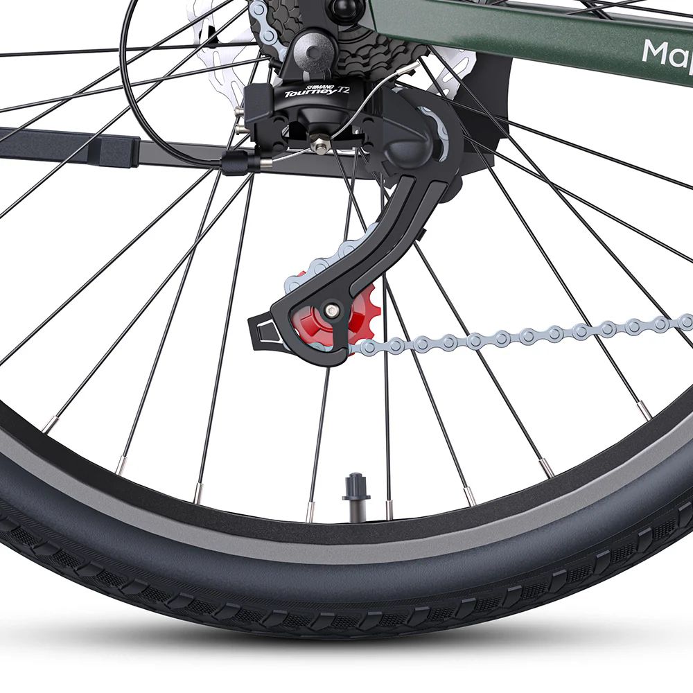 Close-up van het achterwiel van een groene e-bike. Zwarte banden, ketting en derailleur zichtbaar.