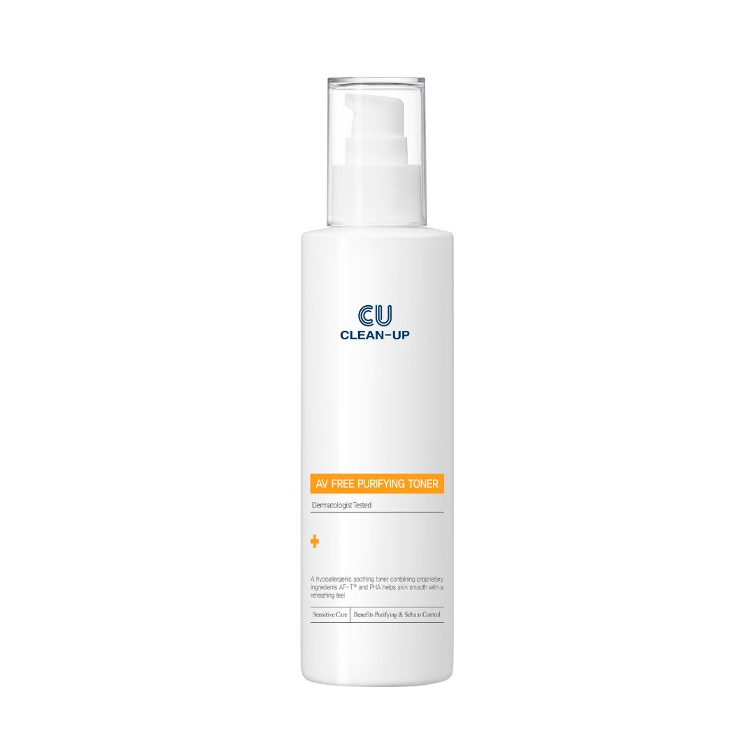 Witte fles met pompsluiting. Opschrift: CU CLEAN-UP, AV FREE PURIFYING TONER. Dermatologisch getest.