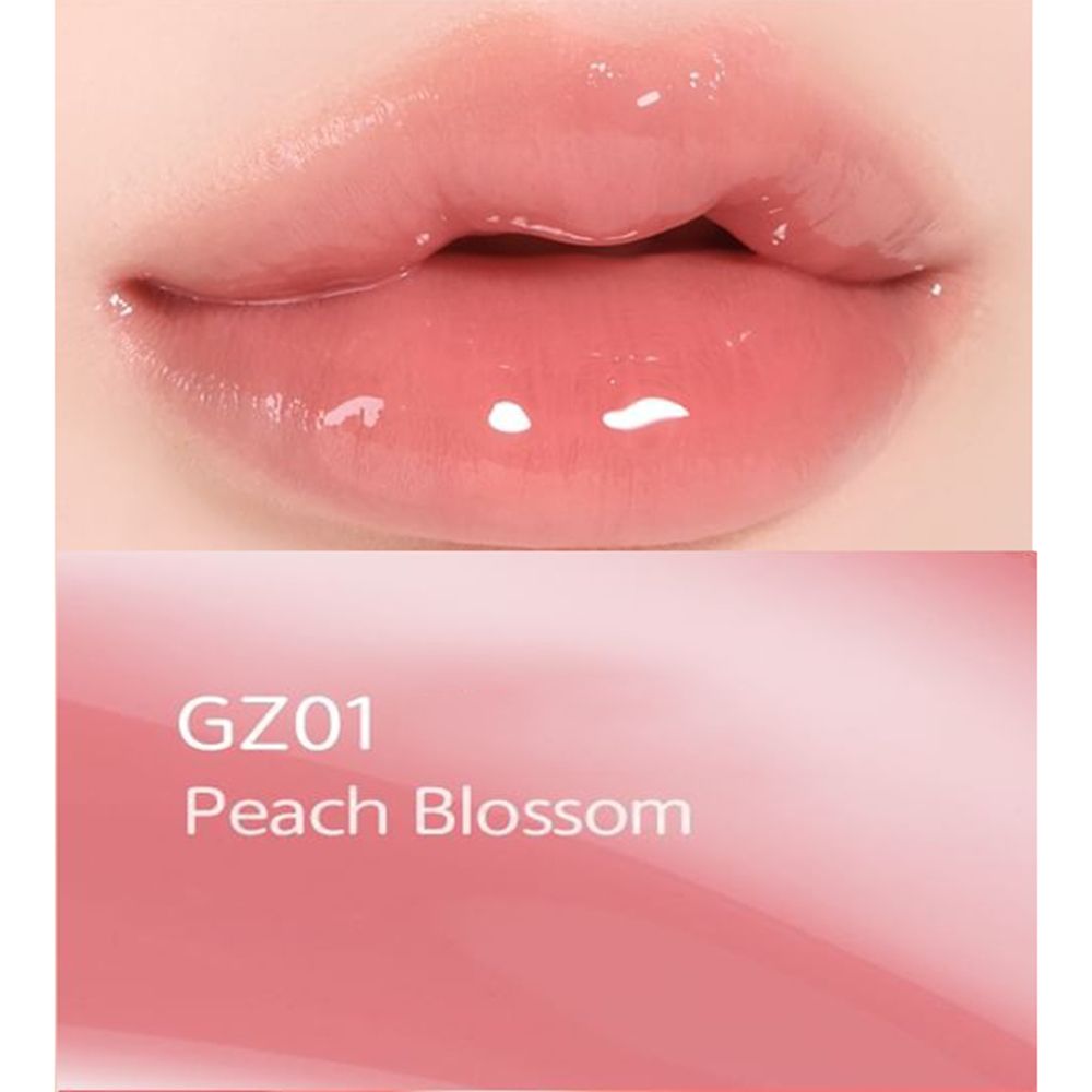 Close-up van lippen met glanzende lipgloss. Tekst: GZ01 Peach Blossom.