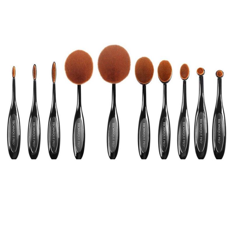 10 pinceaux de maquillage avec manches noirs et poils bruns. Pinceaux de différentes tailles. Marque : TECHNIQUE PRO.