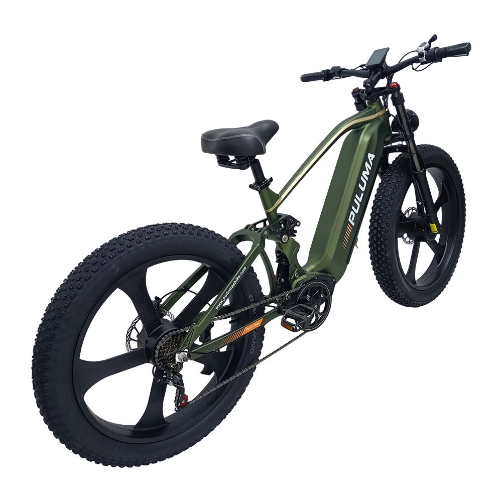 Groene elektrische mountainbike met dubbele vering. Merk PULUMA. Zwarte banden, zadel en stuur.