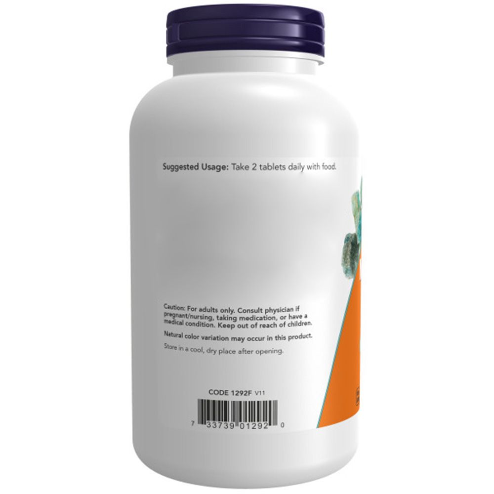 Achterkant van een witte fles met blauwe dop. Oranje etiket met tekst. Streepjescode en tekst onderaan.