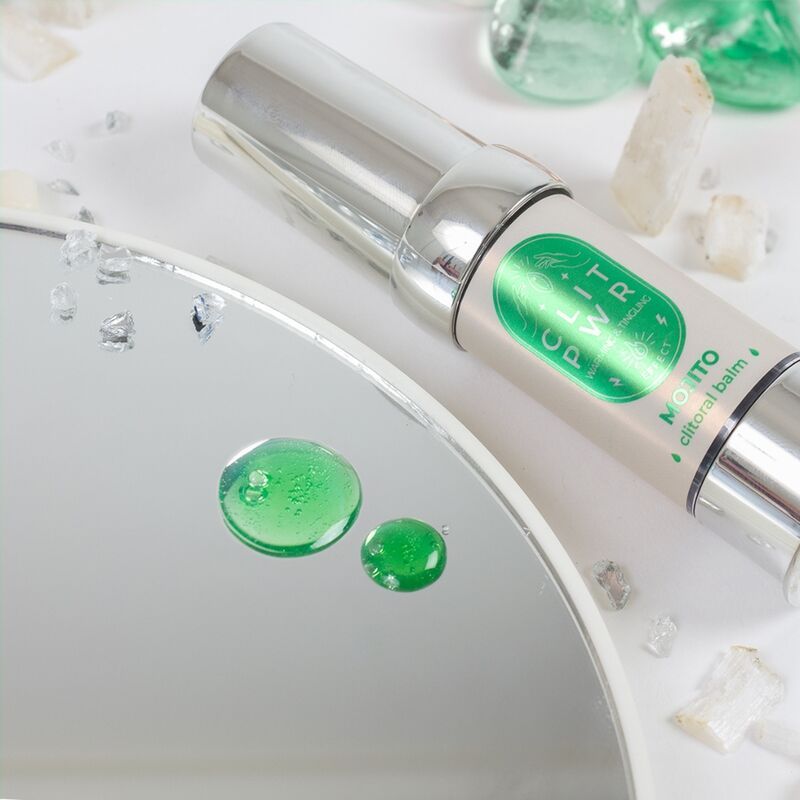 Product op spiegel. Opschrift: CLIT PWR Mojito. Twee groene druppels ernaast. Zilveren fles.