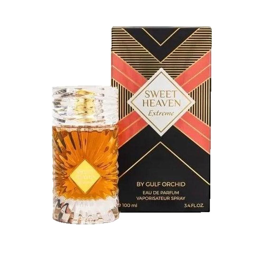 Flacon de parfum et boîte. Flacon avec liquide ambré, étiquette dorée. Boîte noire avec motifs géométriques rouges et dorés.