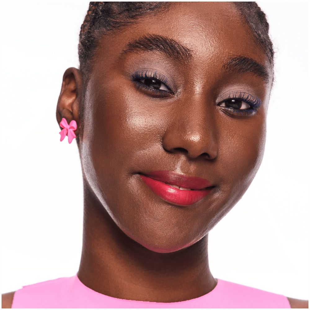 Portret van een vrouw met rode lippenstift. Roze strikvormige oorbellen.