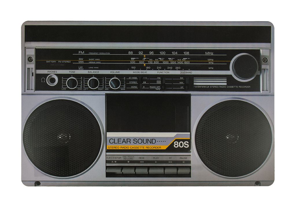 Tafelset met ghettoblasterontwerp. Zilver, zwart. Met luidsprekers, knoppen en opschrift: CLEAR SOUND, 80S.
