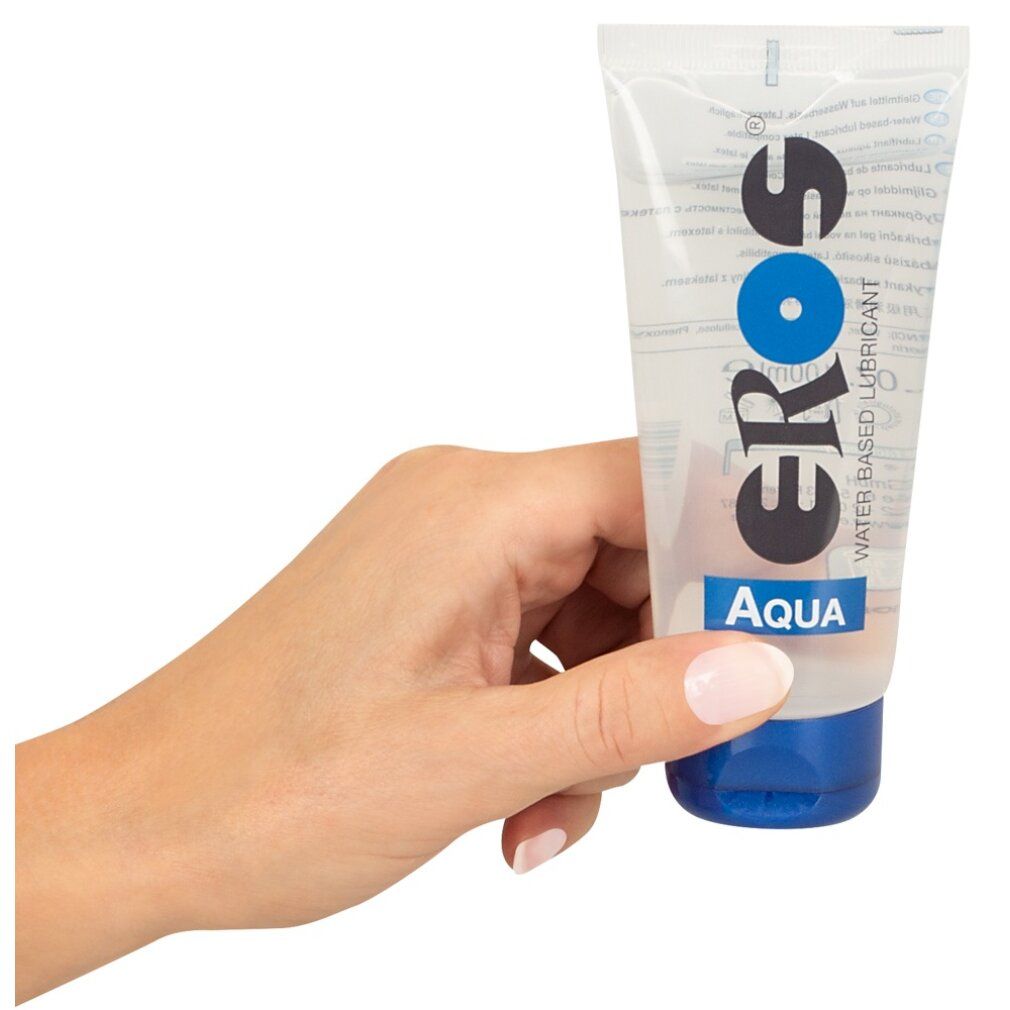 Hand houdt transparante tube met blauwe dop vast. Opschrift: EROS Aqua, glijmiddel op waterbasis.