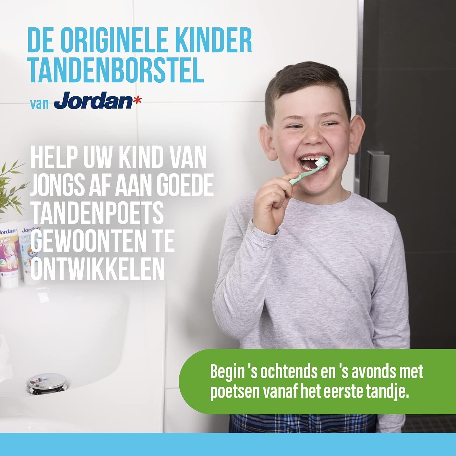 Jongen poetst zijn tanden in de badkamer.