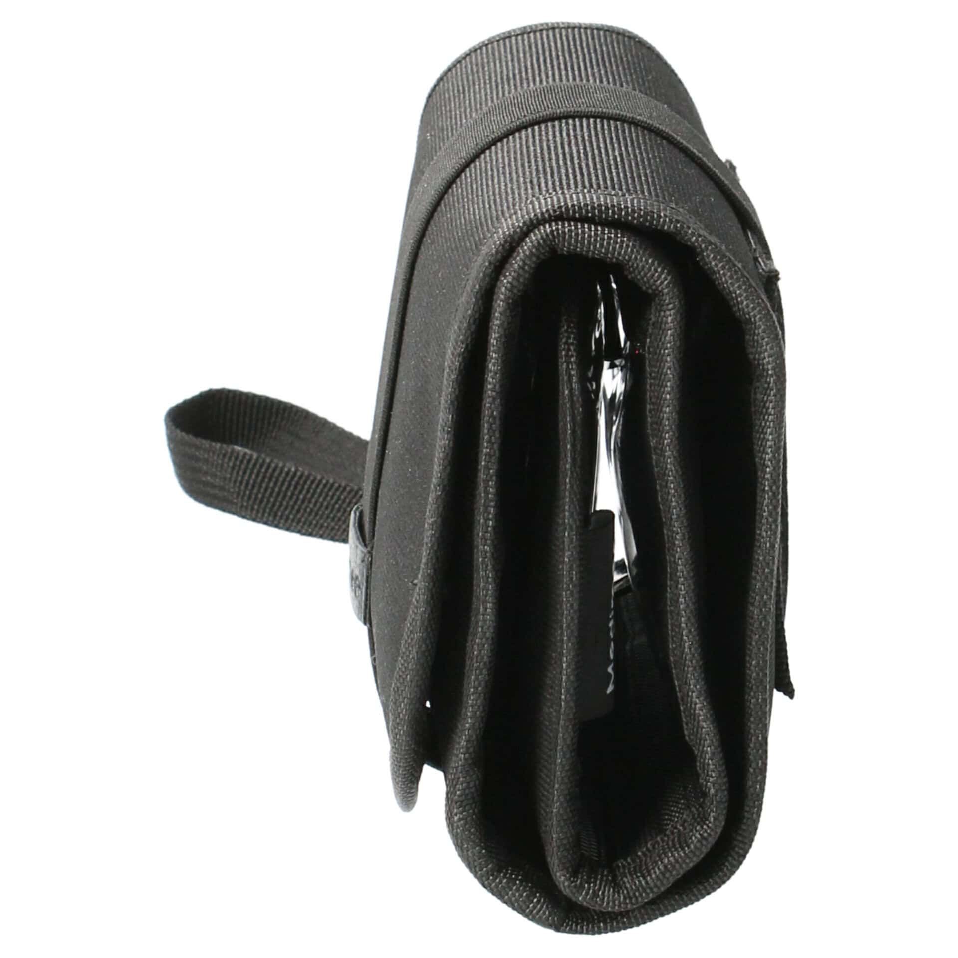 Trousse de toilette noire pliée, avec fermeture éclair et poignée.
