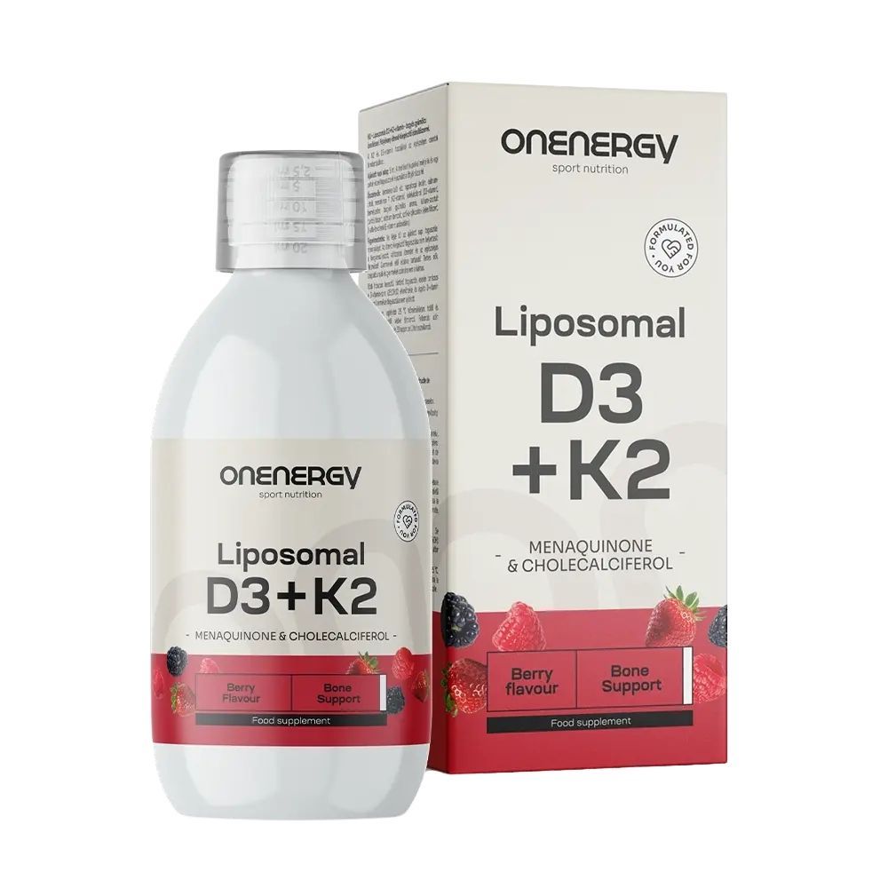Complément alimentaire liquide avec étiquette. Inscription: OnEnergy Liposomal D3 + K2. Illustrations de baies et emballage.