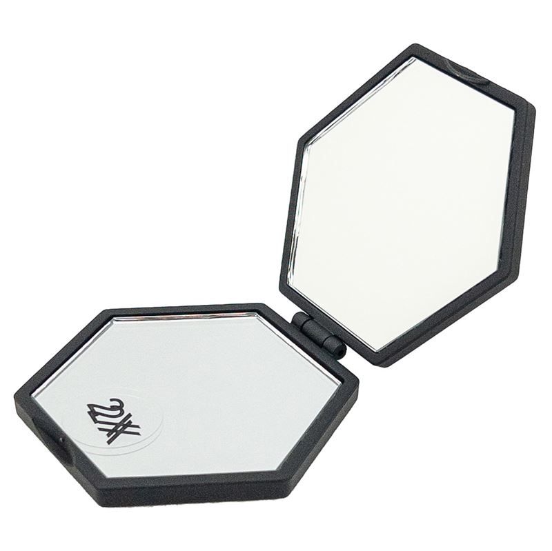 Miroir hexagonal ouvert. Boîtier noir avec deux miroirs. Un miroir avec autocollant "2X".