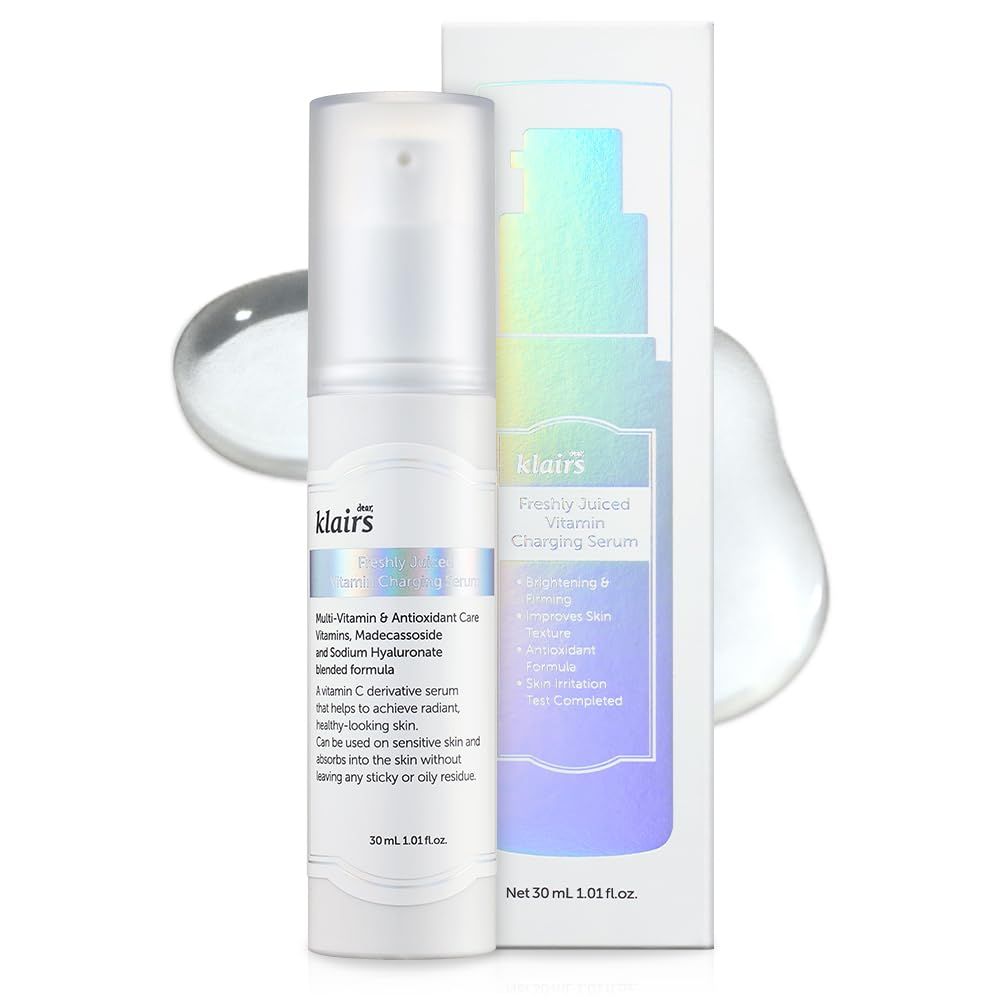 Witte fles met pomp en verpakking. Product: klairs Freshly Juiced Vitamin Charging Serum. Tekst.