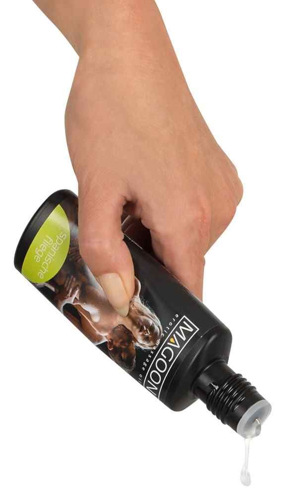 Zwarte fles, MAGOON, met etiket. Vloeistof wordt uitgegoten. Opschrift: Spanische Fliege.