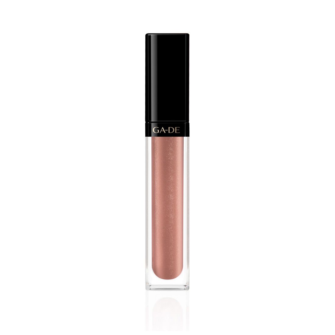 Gloss à lèvres avec bouchon noir. Le contenant transparent contient un liquide rosé. Le nom de la marque GA-DE est visible.