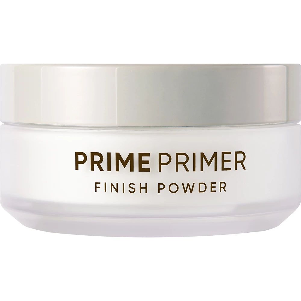 Pot blanc rond. Inscription: PRIME PRIMER FINISH POWDER. Vue rapprochée.