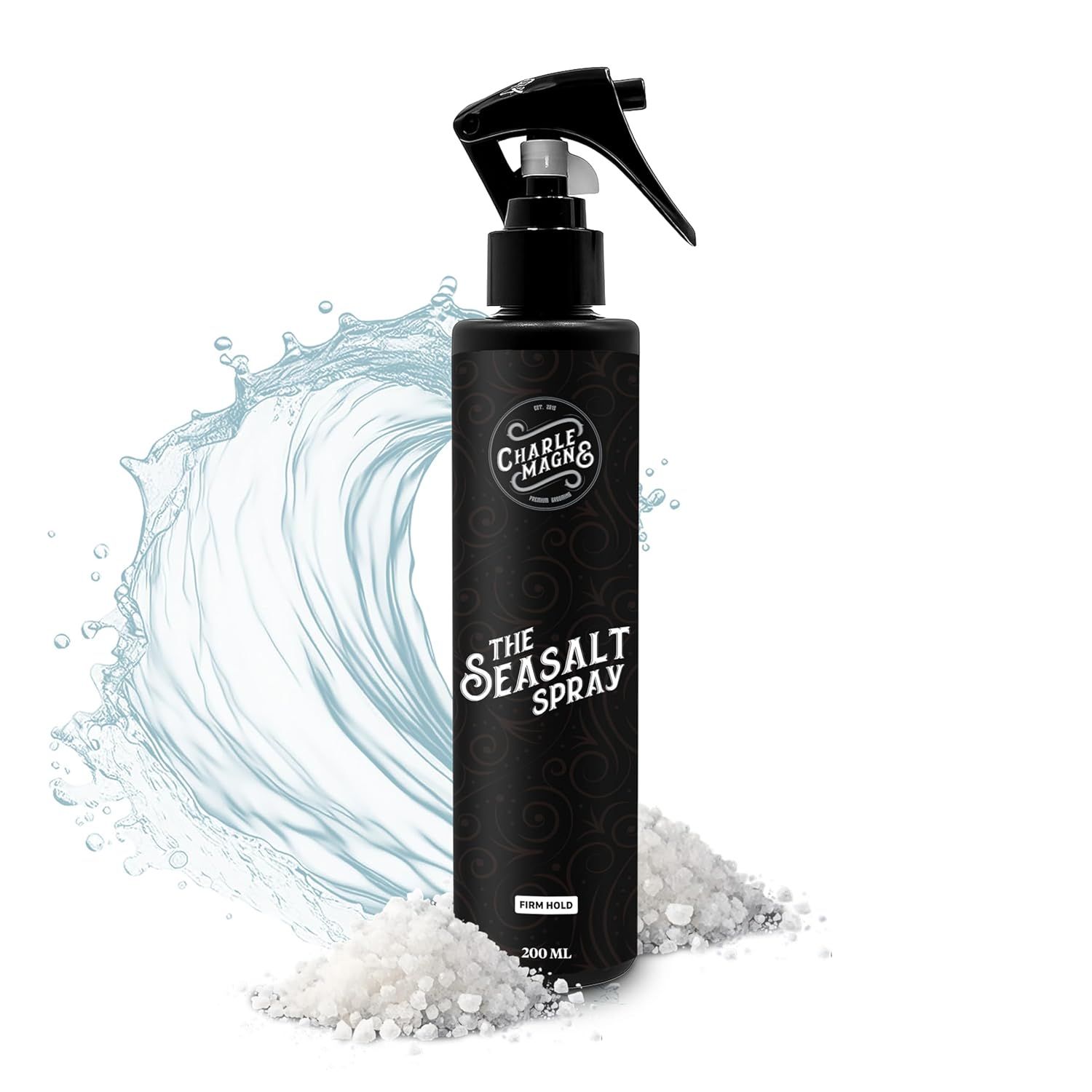 Flacon pulvérisateur noir avec texte "THE SEASALT SPRAY". Eau et sel en arrière-plan. Tête de pulvérisation noire.