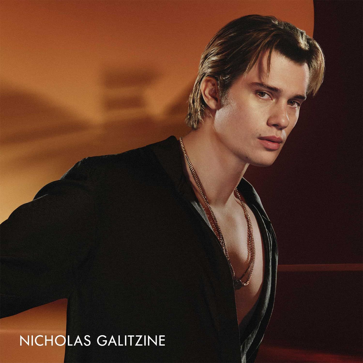 Portrait de Nicholas Galitzine, portant une veste noire.