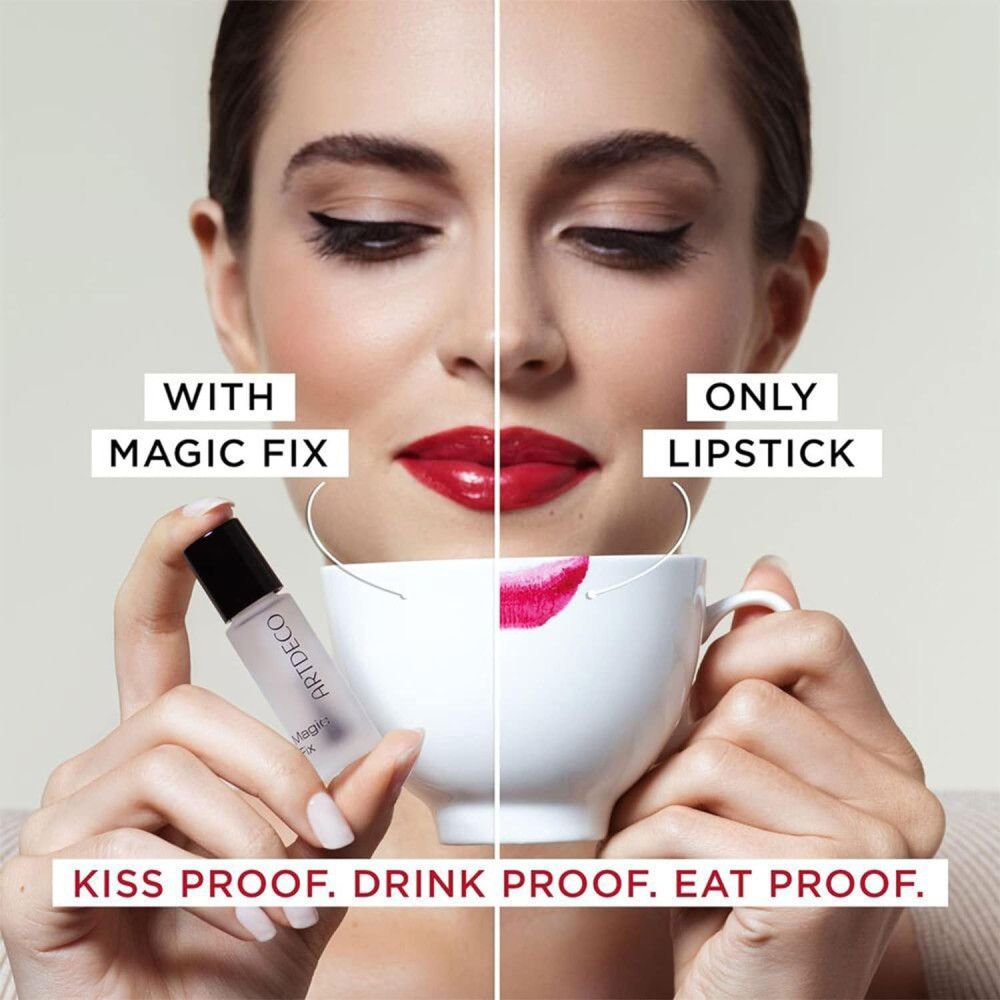 Flacon ARTDECO Magic Fix à côté d'une tasse avec une empreinte de rouge à lèvres. À gauche, rouge à lèvres avec Magic Fix, à droite, seulement du rouge à lèvres.