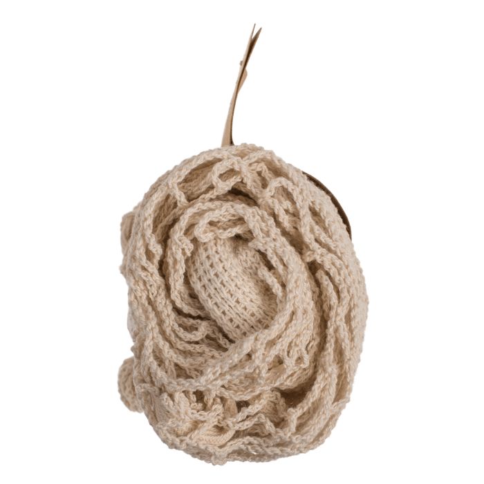 Natuurkleurige mesh rugzak, opgerold. De rugzak is gemaakt van grof mesh materiaal en heeft een natuurlijke kleur.