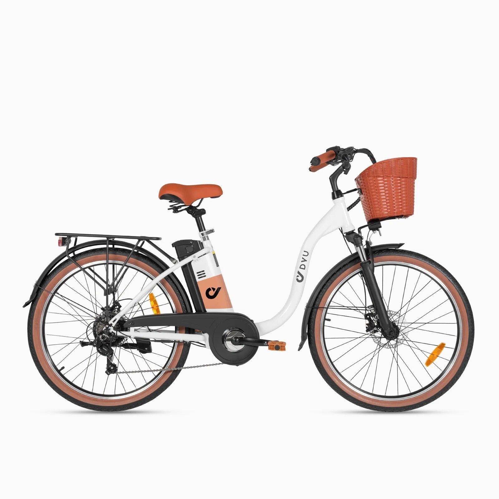 Vélo électrique blanc avec pneus, selle et panier marron. Porte-bagages arrière. Logo DYU sur le cadre.