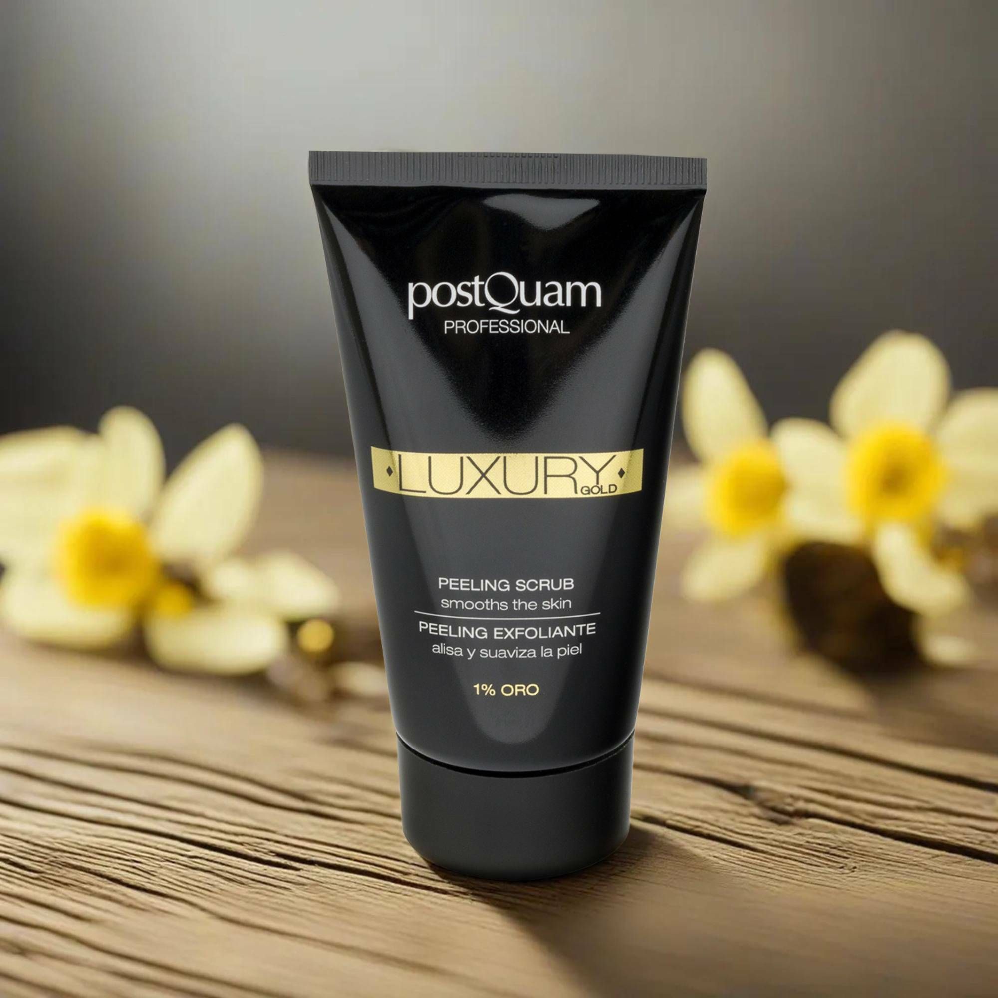 Zwarte tube "Postquam Professional Luxury Gold" voor gele bloemen. Tekst: Peeling Scrub, 1% Oro. Zwarte dop.