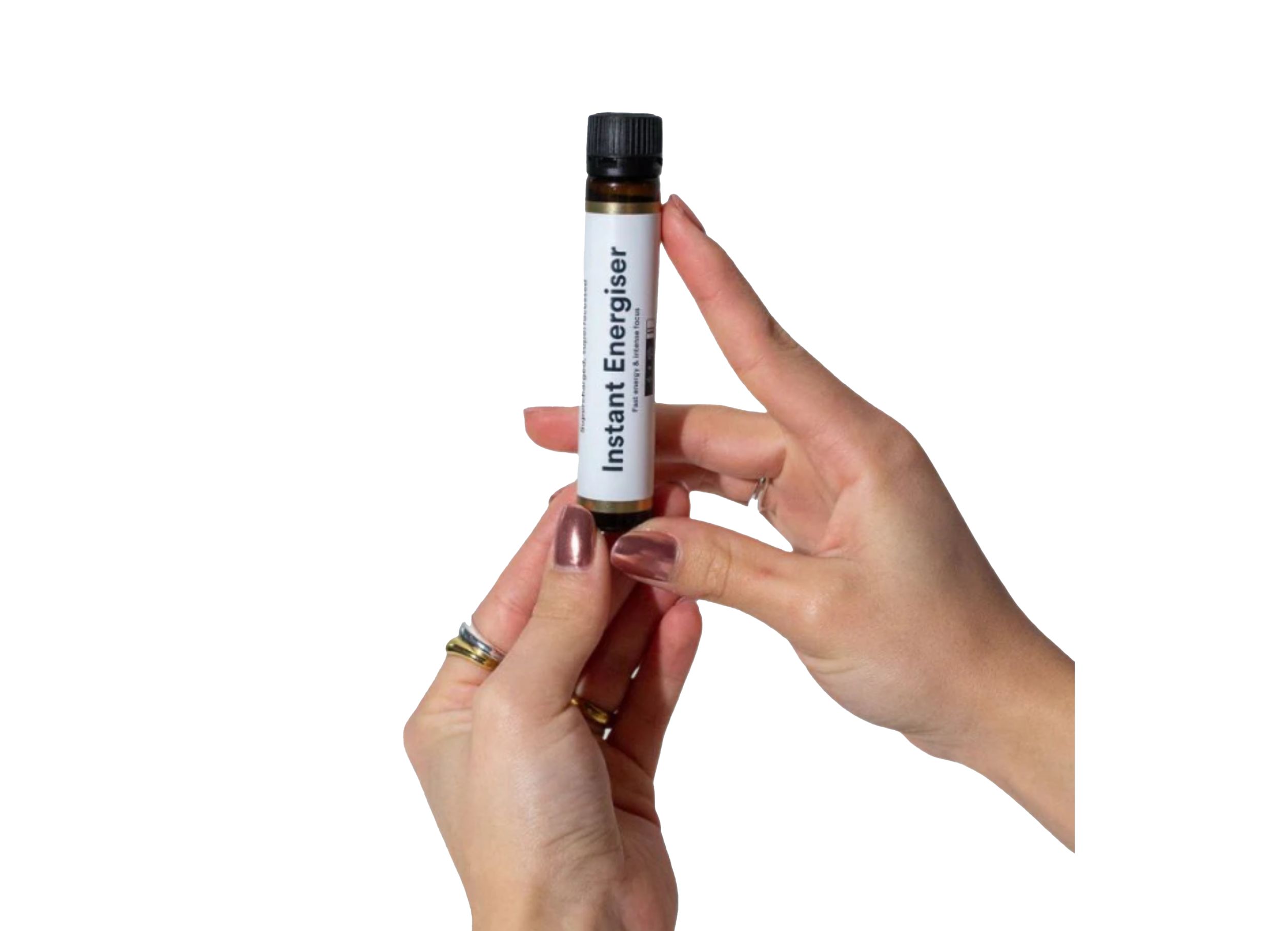 Handen houden een fles 'Instant Energiser' vast. Zwarte dop, wit etiket.